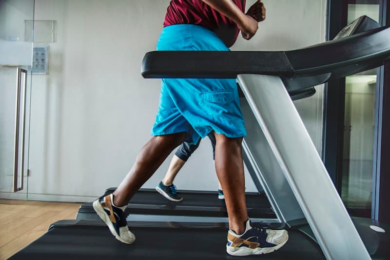 Persoon op loopband tijdens training