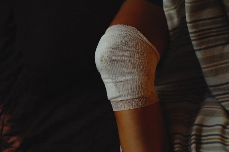 Knie met bandage tijdens revalidatie