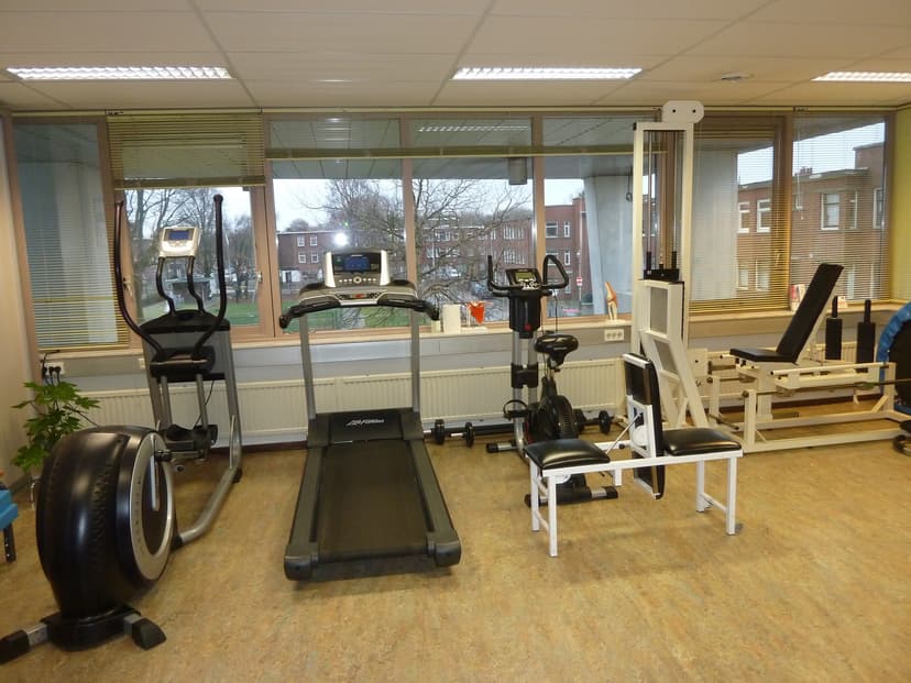 De fitnessruimte met moderne apparatuur